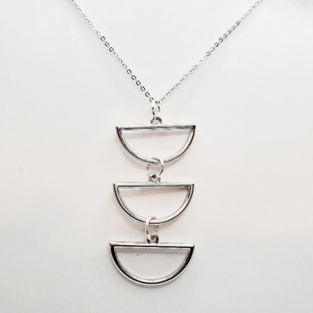 🌹3/$30 NEW Geometric silver half circle silver plated necklace